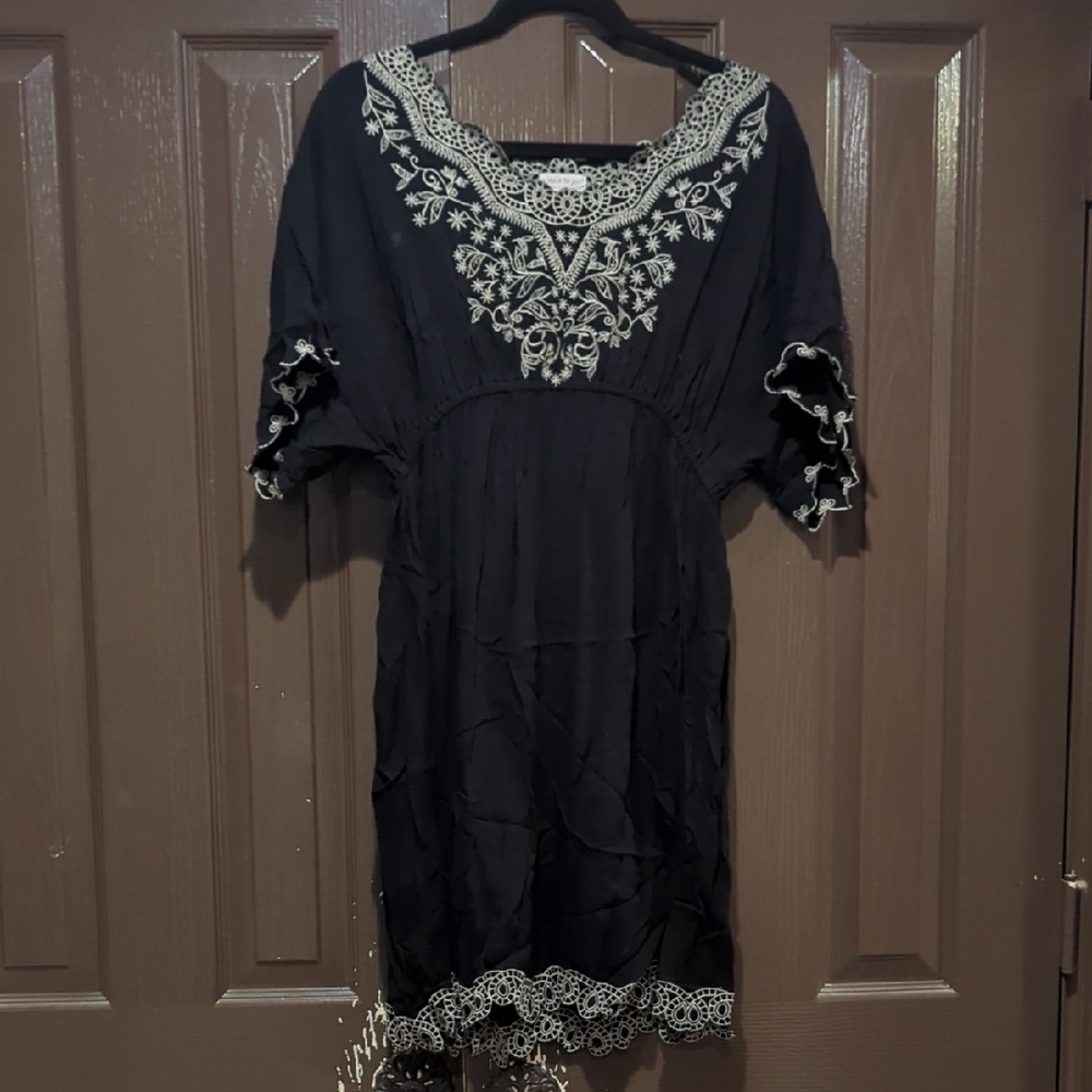 A Pea 🫛 in the Pod Maternity Black Dress with White Embroidery